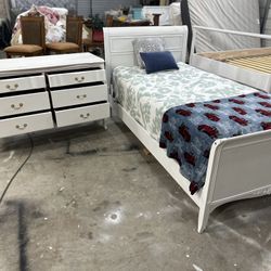 SUPER BEQUTIFUL SOLID WOOD TWIN SIZE BED WITH DRESSER AND MATRESS INCLUDED