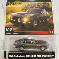 Hot Wheels Premium (2025) #22 85' ASTON MARTIN V8 VANTAGE Real Riders 1:43 Scale