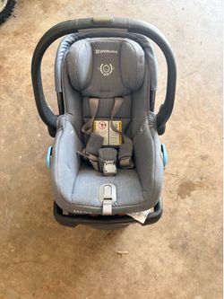 Uppa Baby Mesa car seat with base + removable infant insert