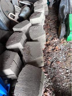 Concrete retaining wall blocks