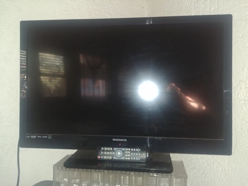 32-Inch Flat Screen TV 1080P 60Hz LED-lit Magnavox 32ME402V/F7 Black