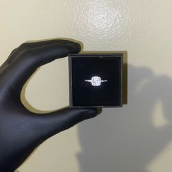 VVS1 Moissanite engagement ring
