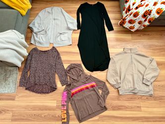 Women's Clothing Bundle size Large - 24 Pieces