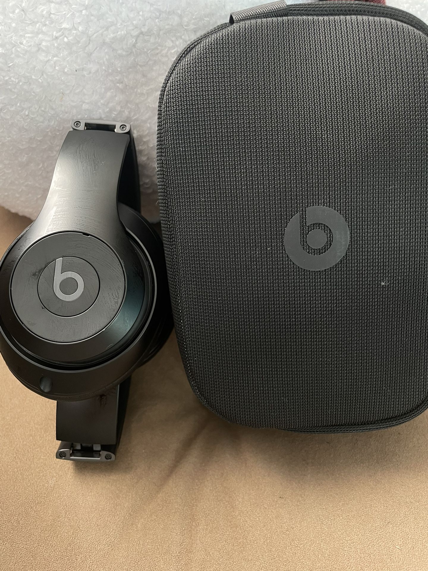 Beats STUDIO PRO. Noise Canceling.