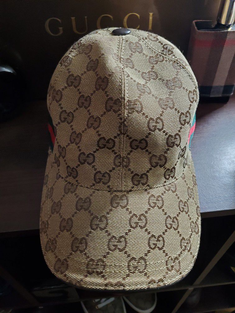 Classic Luxury Designer Hat And Sneakers