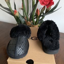Size:4Y=6 women New UGG Slippers   Talla:4Y=6 women New UGG Slippers   $45.** Cash or Zelle Oxnard, California 93033