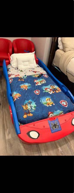Kid/toddler bed w/mattress & sheets