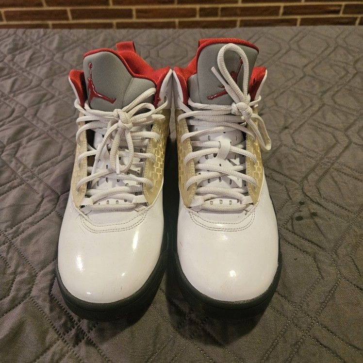 Jordan Maxin 200 in the White/Gym Red/Black colorway. Size 9