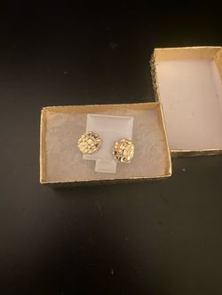 Gold nug earring