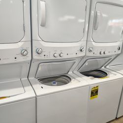 Stackable 220 Eléctric  Washer Dryer Combo Super  Capacity In Excelente Good Condición.