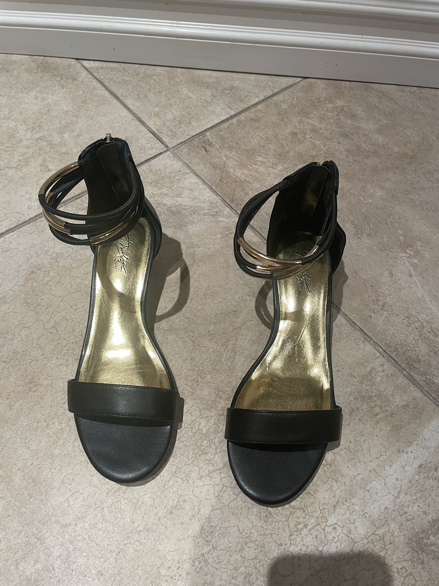 Women's Thalia Sodi Dress Sandals. Size: 8.5. Open Toe/Heel Zipper Closure. With box.