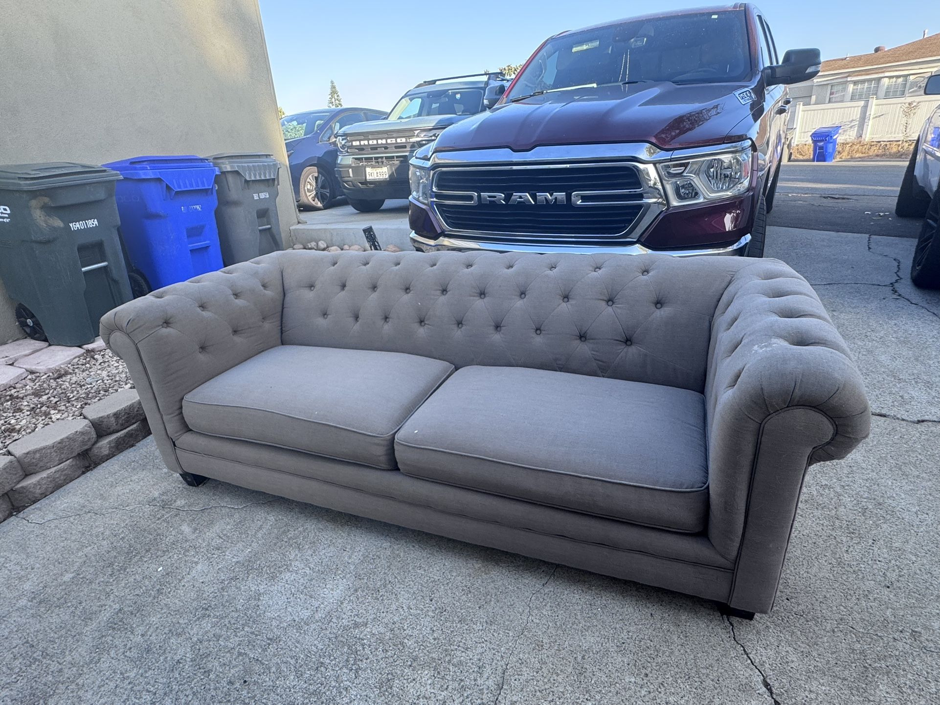 Couch  Very Good Conditions 