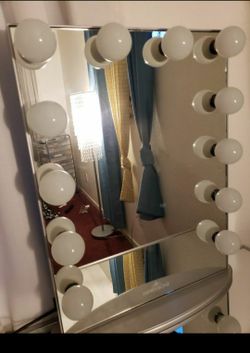 Impression vanity mirror
