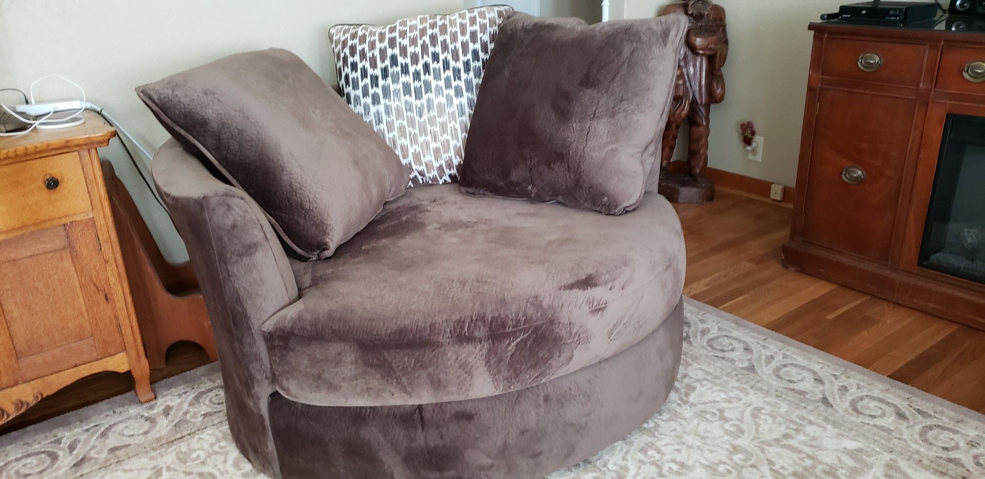 Oversized swivel chair