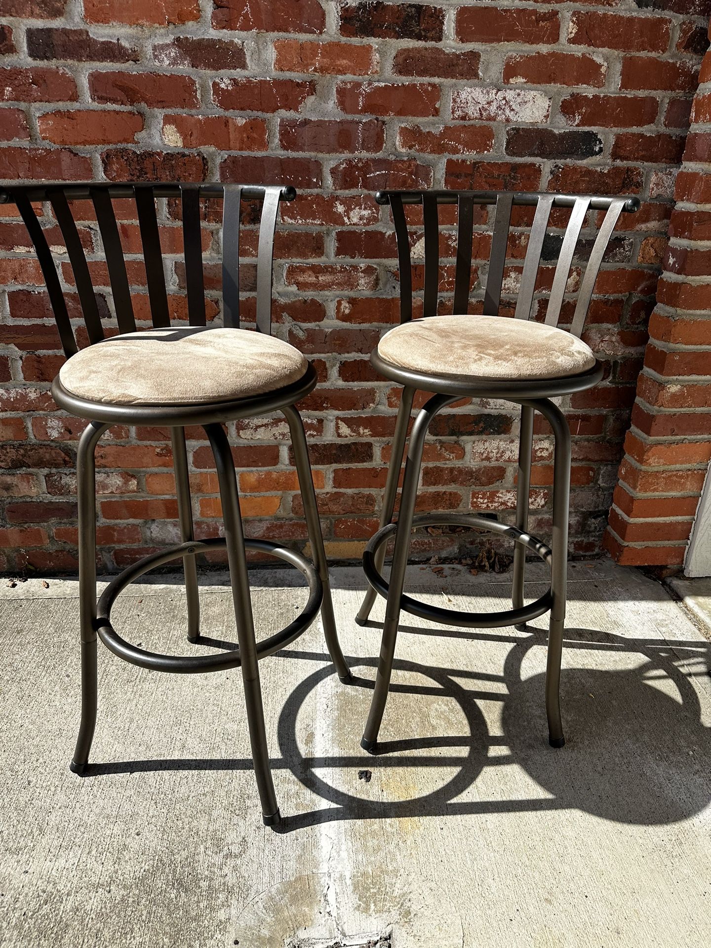2 Swivel Bar Stools