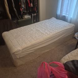 NEW TWIN BED Ɓàreĺy Used