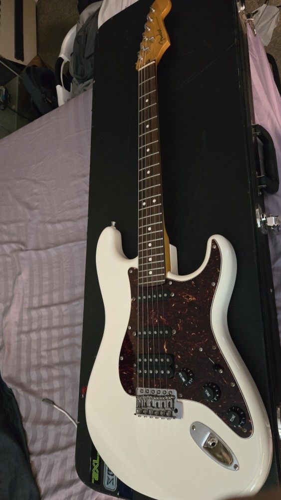 Fender Stratocaster Modern player Olympic White Solid Body HSS