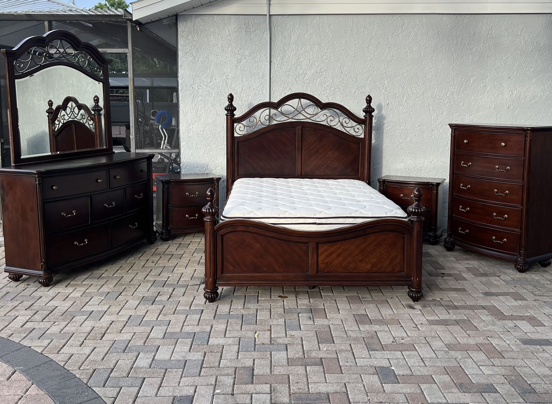 5- Piece Beautiful Queen size bedroom set, in perfect condition.I can deliver for an additional cost.