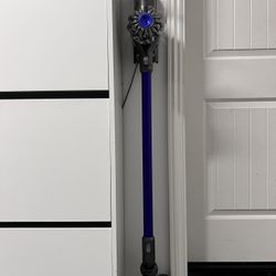 Dyson cordless Vacuum Cleaner, Wall Hanging. 