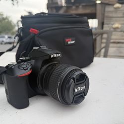 Nikon D5500 DSLR camera