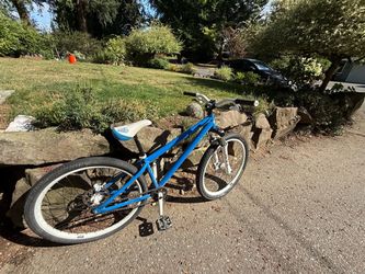 Blue Dirt Jump Bike with Front Suspension