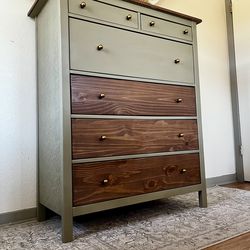 🪴Beautiful Olive Green & Walnut  Six Drawer Dresser! Delivery available! 👀