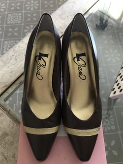 LChase Classic Brown Pump w/Gold Embellishments Size 7.5M