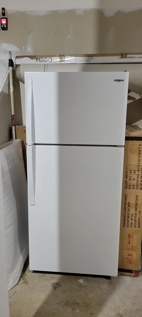 Like New Whirlpool 28" Refrigerator 14.3 Cu Ft