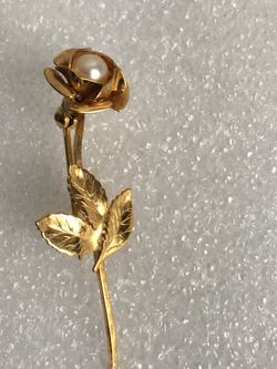 GOLD TONE FLOWER BROOCH