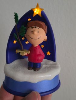 HALLMARK KEEPSAKE ORNAMENT A SIGN OF THE SEASON " THE PEANUTS GANG"
YEAR 2016 with Music .