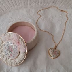 CLASSIC LENOX JEWELRY BOX AND PENDANT