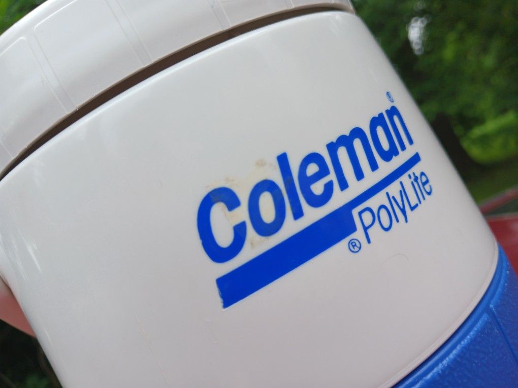 Pichet Vintage Coleman Polylite 1 – Bleu Et Blanc – Modèle 5590 Avec Bec Rabat – USA