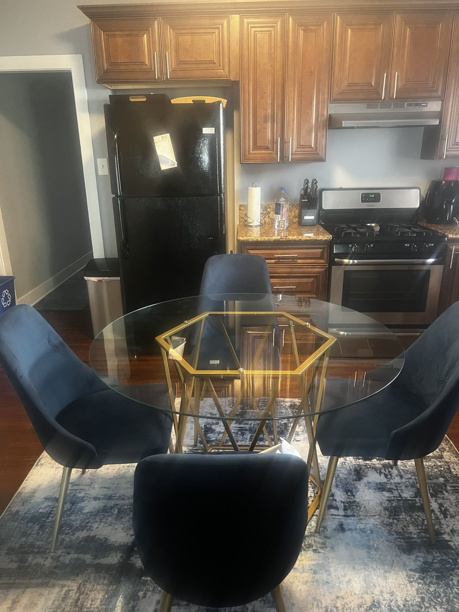 Newish Dinning Room Table Set. 