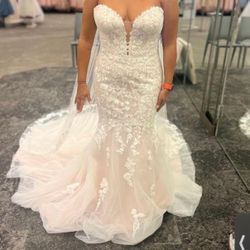 Wedding dress NEW . Never Used 