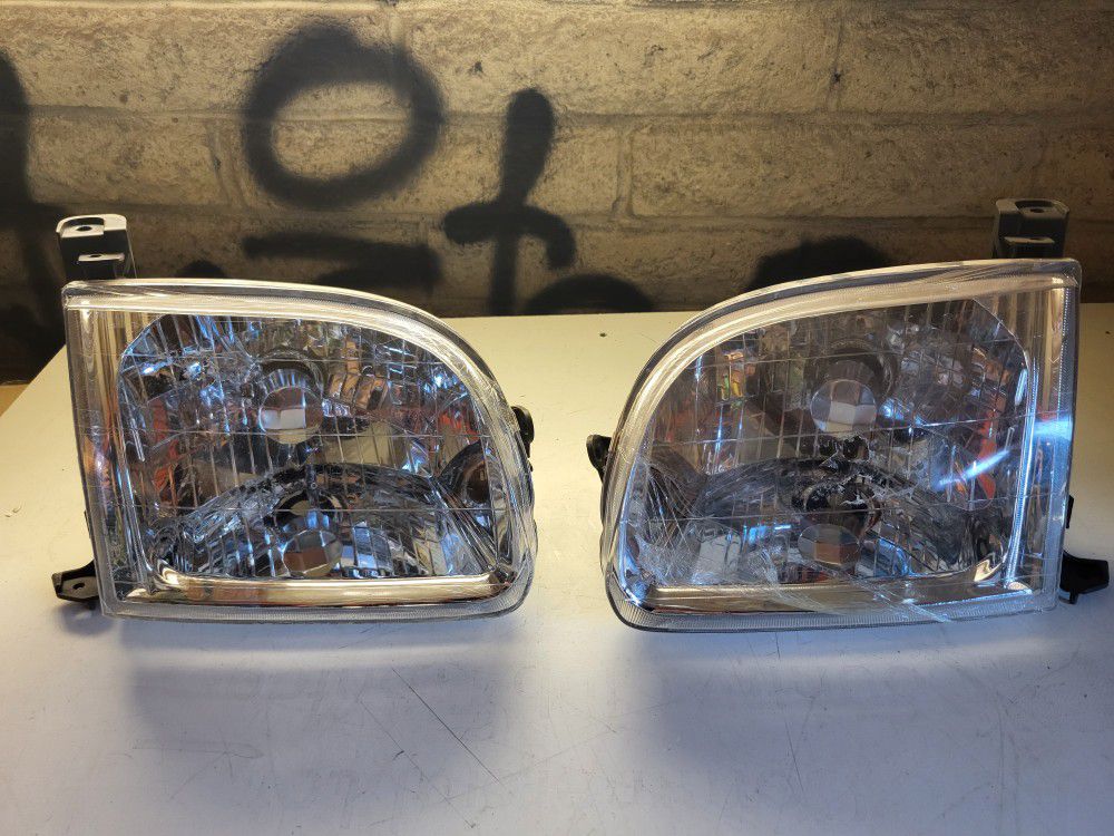 Toyota Tundra Regular and Access Cab Headlights Driver Left and Passenger Right Side Halogen

