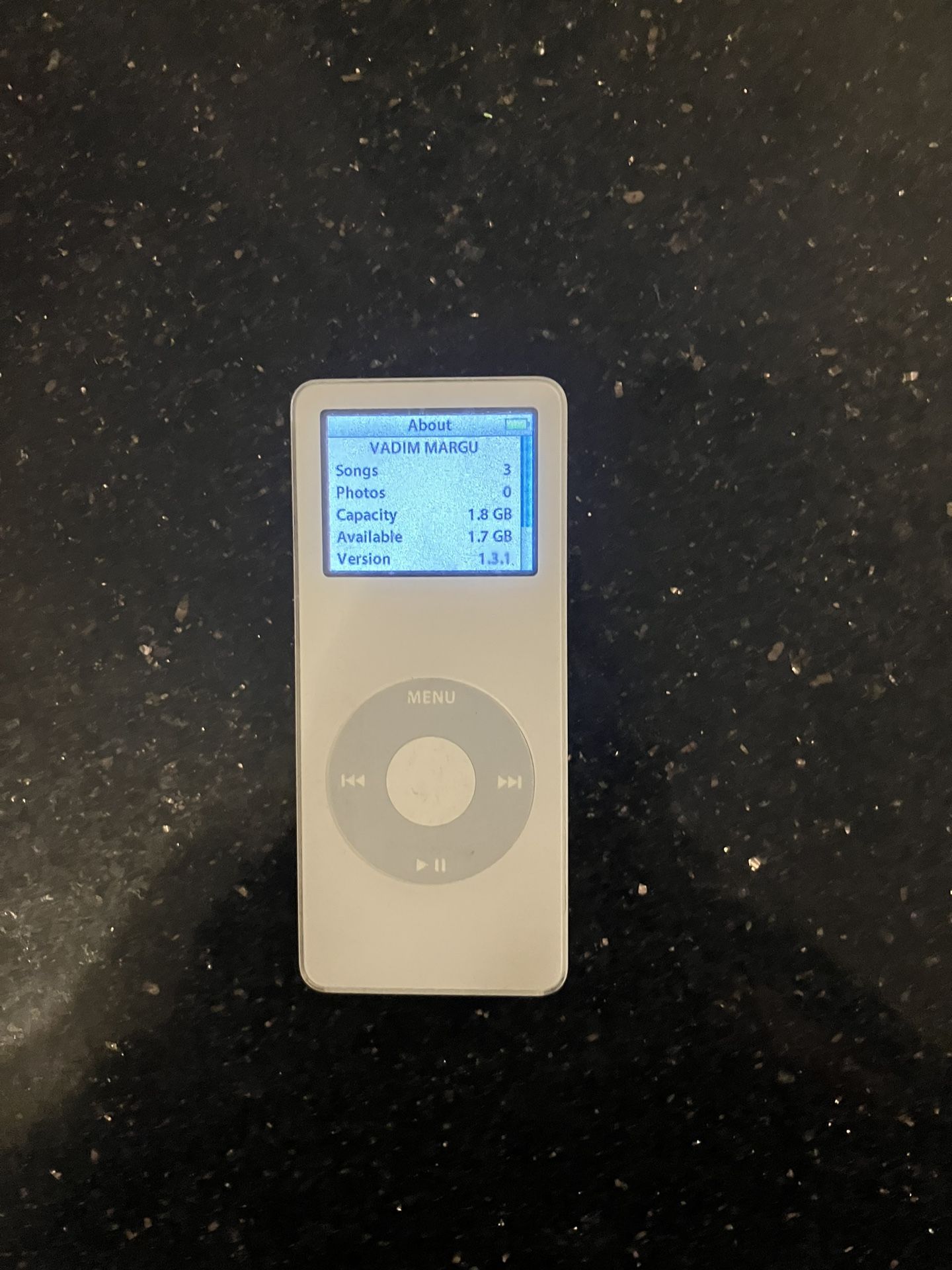 Apple iPod Nano 2GB + Alarm Clock