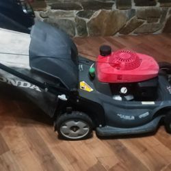 Honda 22 " 5.5 horsepower push mower with bagger 