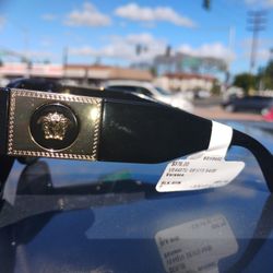 •	Model: VE4437U GB1/13
	•	Brand: Versace
	•	Size: 54/20
	•	Color Details: BLK SHN (Black Shiny frame) and GRY PG (Grey Gradient lenses)