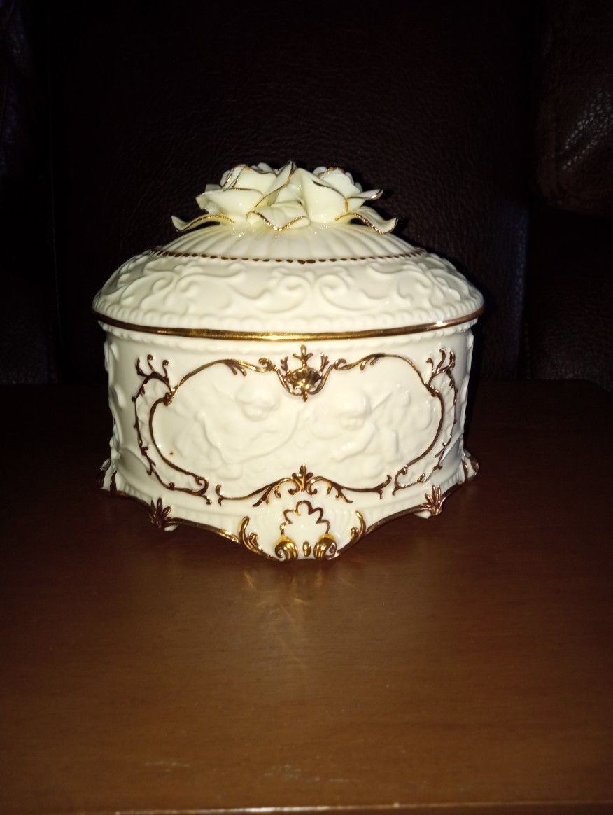 Vintage Cream Trinket Jewelry Box $8