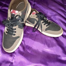 Nikes (Travis Scott)Air Jordan 1s low