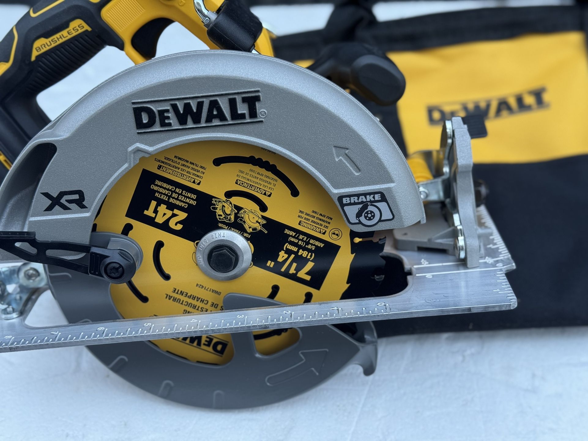DEWALT XR 20-volt Max 7-1/4-in Brushless Cordless Circular saw