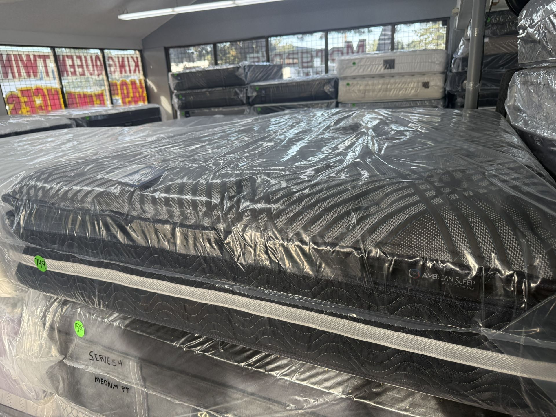 NEW WITH WARRANTY QUEEN SIZE ENGLANDER PILLOW TOP MATTRESS & BOX SPRING BED SET