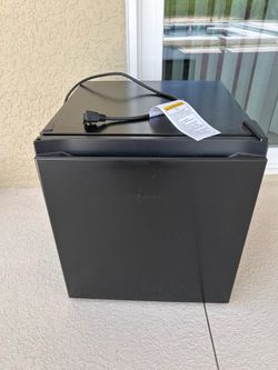 Hisense mini fridge w/freezer