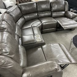 New In The Box 📦 Grey Living Room Recliner Sectional with USB Ports And Plugs - Delivery And Financing Available 
