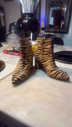 Antonio Melani Designer Suede Tiger 🐅 Print Boots ( (9m)