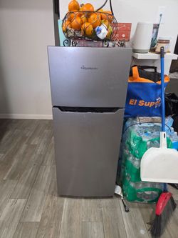 Fridgemaster Mini Fridge with Top Freezer