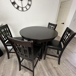 Round Table with Chairs