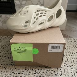 Yeezy Foam RNR Sand Size 9
