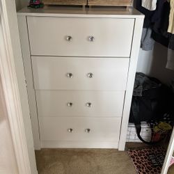 4 drawer White Dresser In Great Condition!