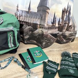 Harry Potter Slytherin School Set. Backpack, Hat, Gloves, 2 Notepads, Lanyard.